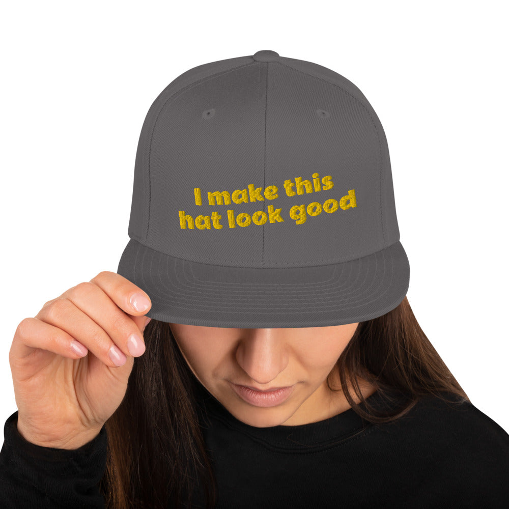 我让这顶帽子看起来不错 Snapback Hat