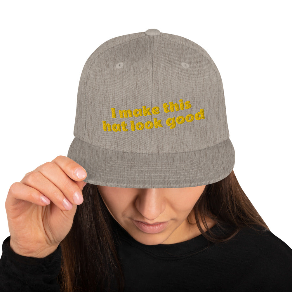 我让这顶帽子看起来不错 Snapback Hat