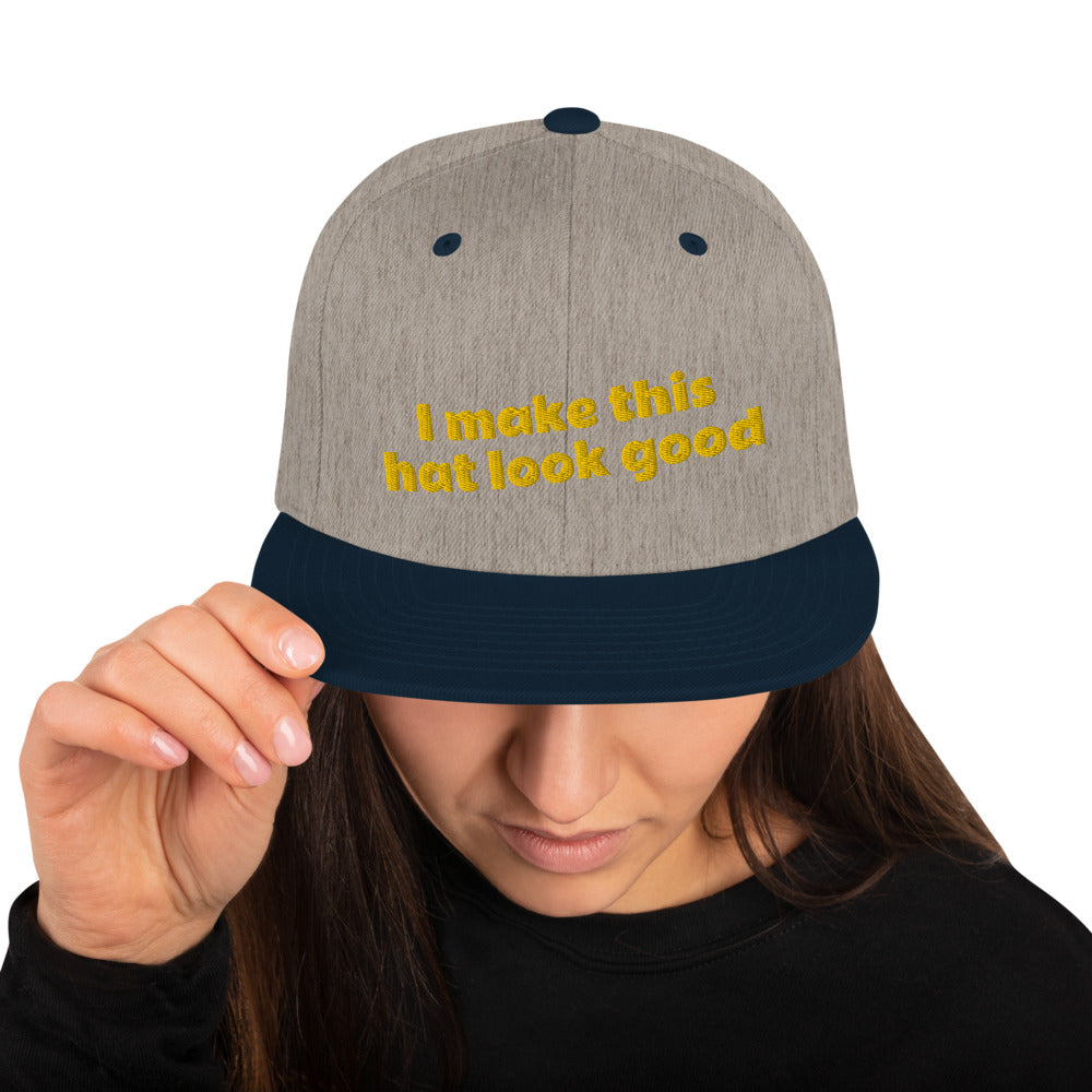 我让这顶帽子看起来不错 Snapback Hat