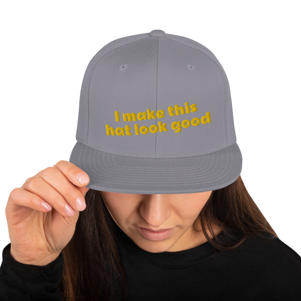 我让这顶帽子看起来不错 Snapback Hat