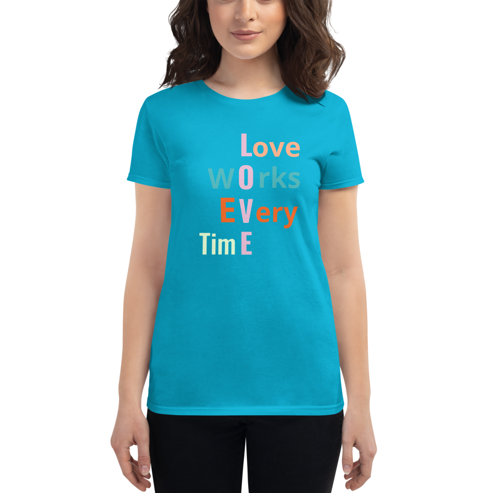 LennyBoop 的“Love”女士短袖 T 恤